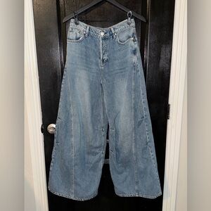 We the Free Westward Demi Jean

Size 26

Inseam: 27

New with tags